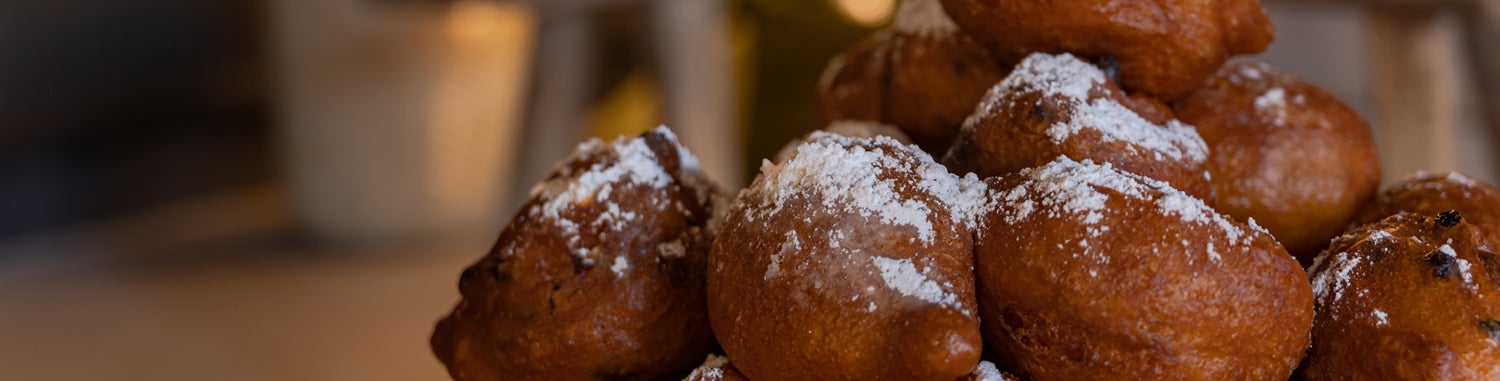Gebakskraam met oliebollen en ijs bij Nijhof