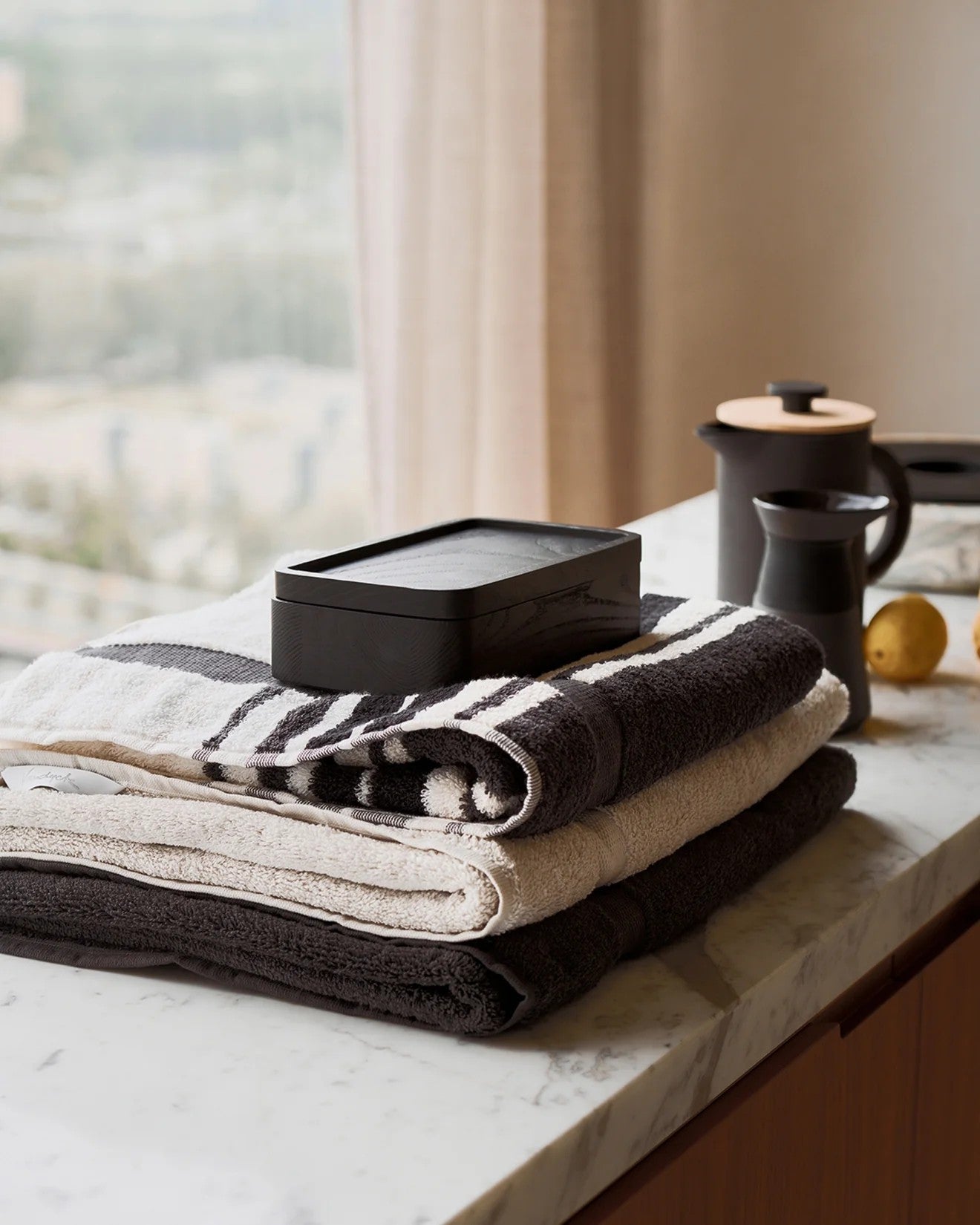 Gastendoekje - Ontario Off Black (40x60)